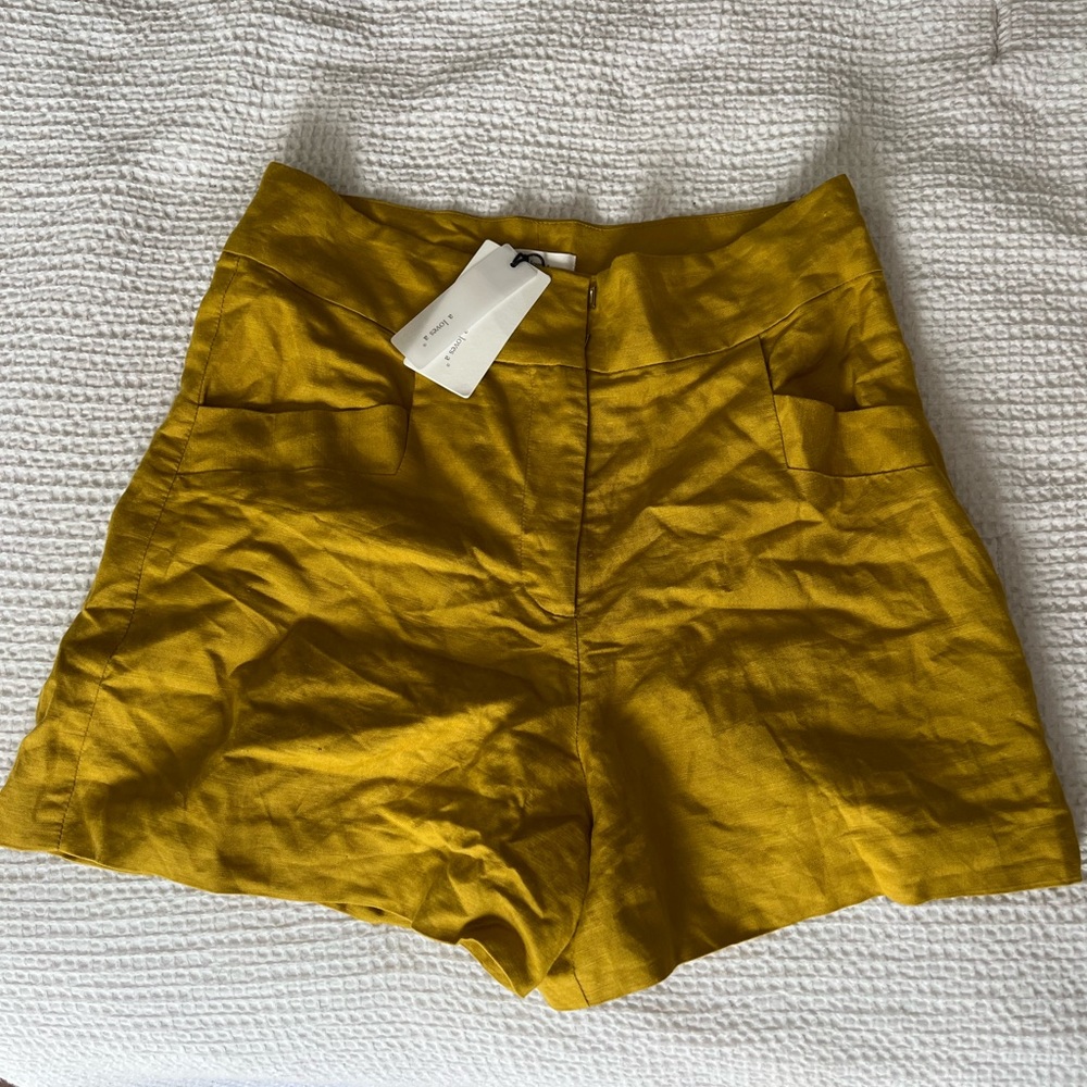 A Loves A Shorts